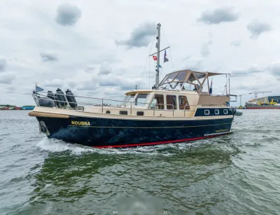 motorjacht varend op het water