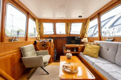 interieur stuurhut met zit- en stuurconsole