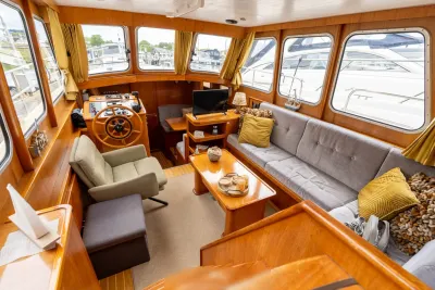 interieur van motorjacht met zithoek