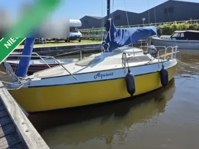 gele zeilboot afgemeerd in jachthaven