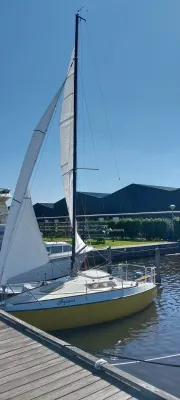 zeiljacht afgemeerd bij steiger