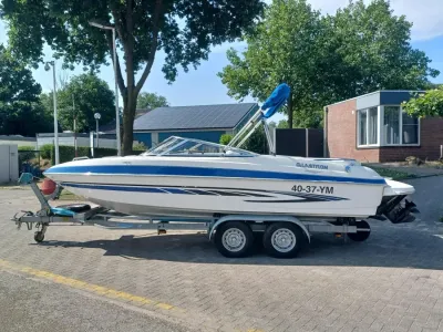 speedboot op trailer zijaanzicht