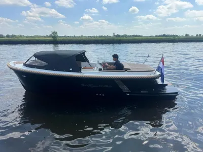 zijkant van tender op rustig water