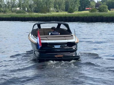 Achteraanzicht van boot op water