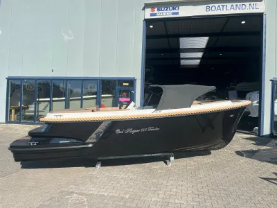 zwarte tender voor botenloods