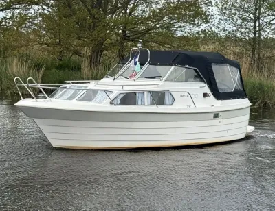 wit kuipjacht op water bij oevers