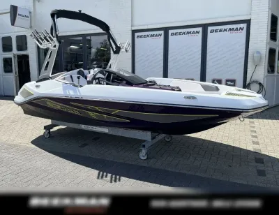 sportboot op trailer bij showroom