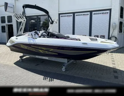 jetboot op trailer voor showroom