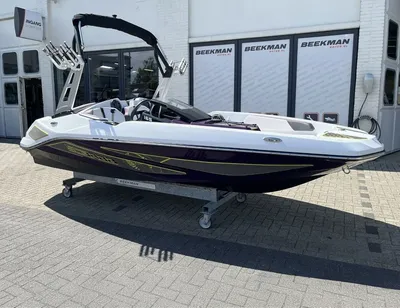 Sportboot op trailer bij showroom