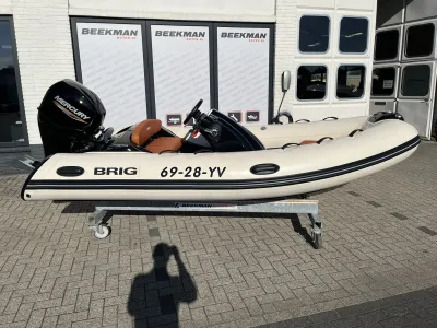 RIB op trailer voor een gebouw