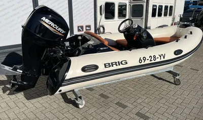 RIB boot op trailer bij gebouw