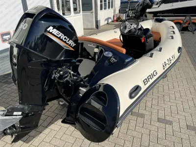 RIB met stuurconsole en buitenboordmotor