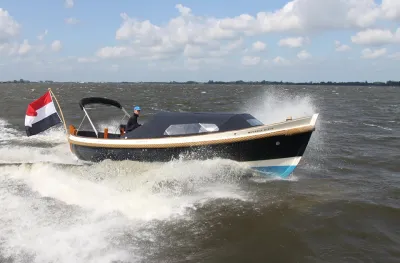 sloep varend op open water