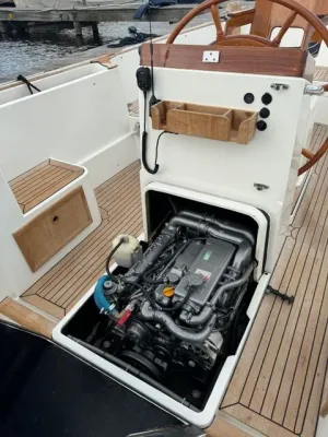 kuip met open motorruimte en teakdek