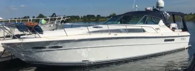 witte motorboot afgemeerd op water