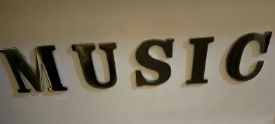 glanzende metalen letters op beige muur