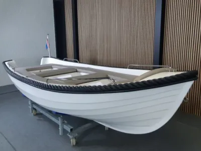witte sloep in showroom