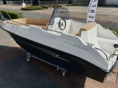 kleine consoleboot buiten op trailer