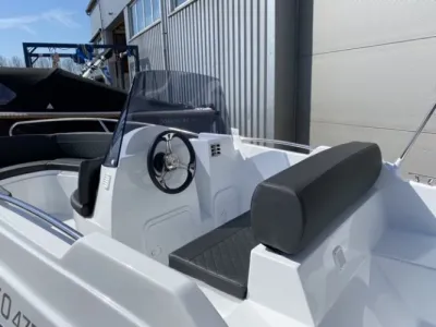 consoleboot cockpit met stuur en zitplaatsen