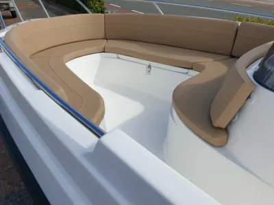 voorkant van boot met beige zitbank