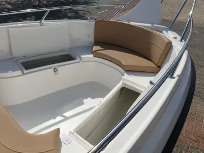 boegzitje en dek van kleine boot