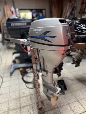buitenboordmotor in werkplaats