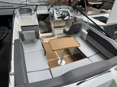 cockpit met zitplaatsen en tafel