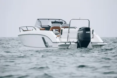 Sportboot op open water, achteraanzicht
