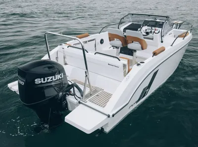 consoleboot op open water met stuurconsole