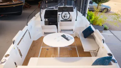 cockpit en zitgedeelte van consoleboot