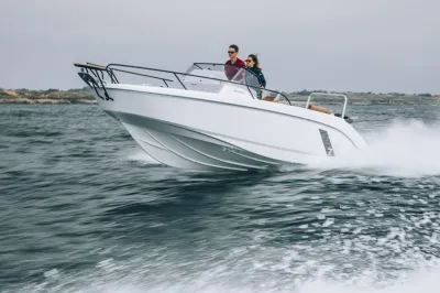consoleboot op zee met twee personen