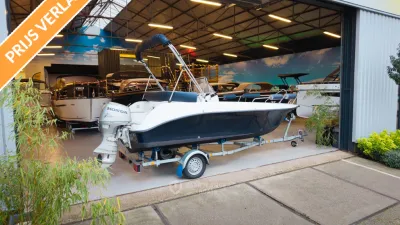 consoleboot op aanhanger in loods