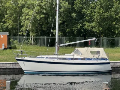 zeiljacht aangemeerd bij kade