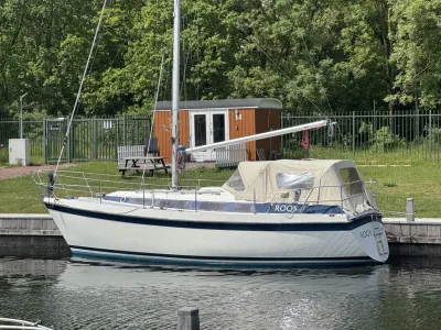 zeiljacht aangemeerd bij steiger