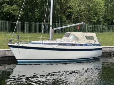 zeiljacht aangemeerd bij steiger