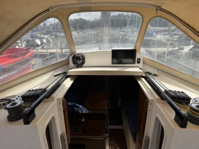 cockpit met instap naar kajuit en havenzicht
