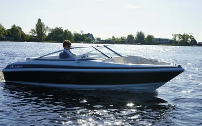 speedboot op open water