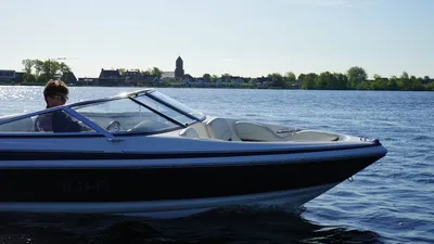 snelboot op rustig water met bestuurder
