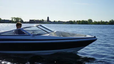 motorboot op open water