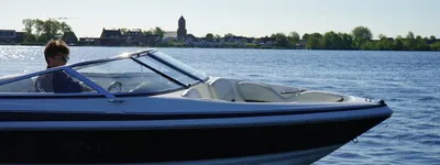 speedboot op het water met bestuurder