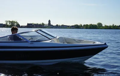 speedboot op water met bestuurder