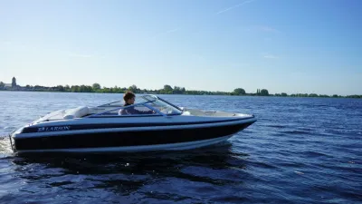 snelboot op open water met bestuurder