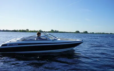 motorboot op open water met bestuurder