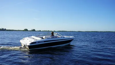 motorboot op open water met bestuurder