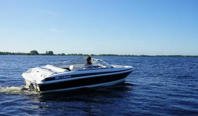 motorboot op meer met bestuurder