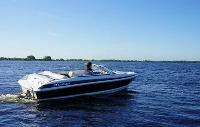 speedboot op open water met bestuurder