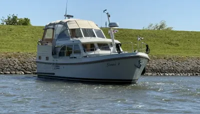 motorjacht bij kade