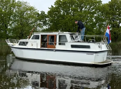 witte motorkruiser op rustig water