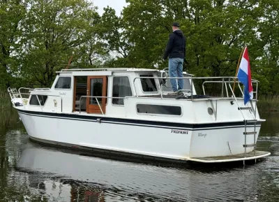 witte motorboot op rustig water met persoon