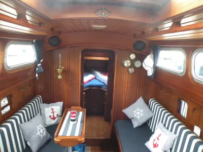 interieur van houten kajuit met zitbanken